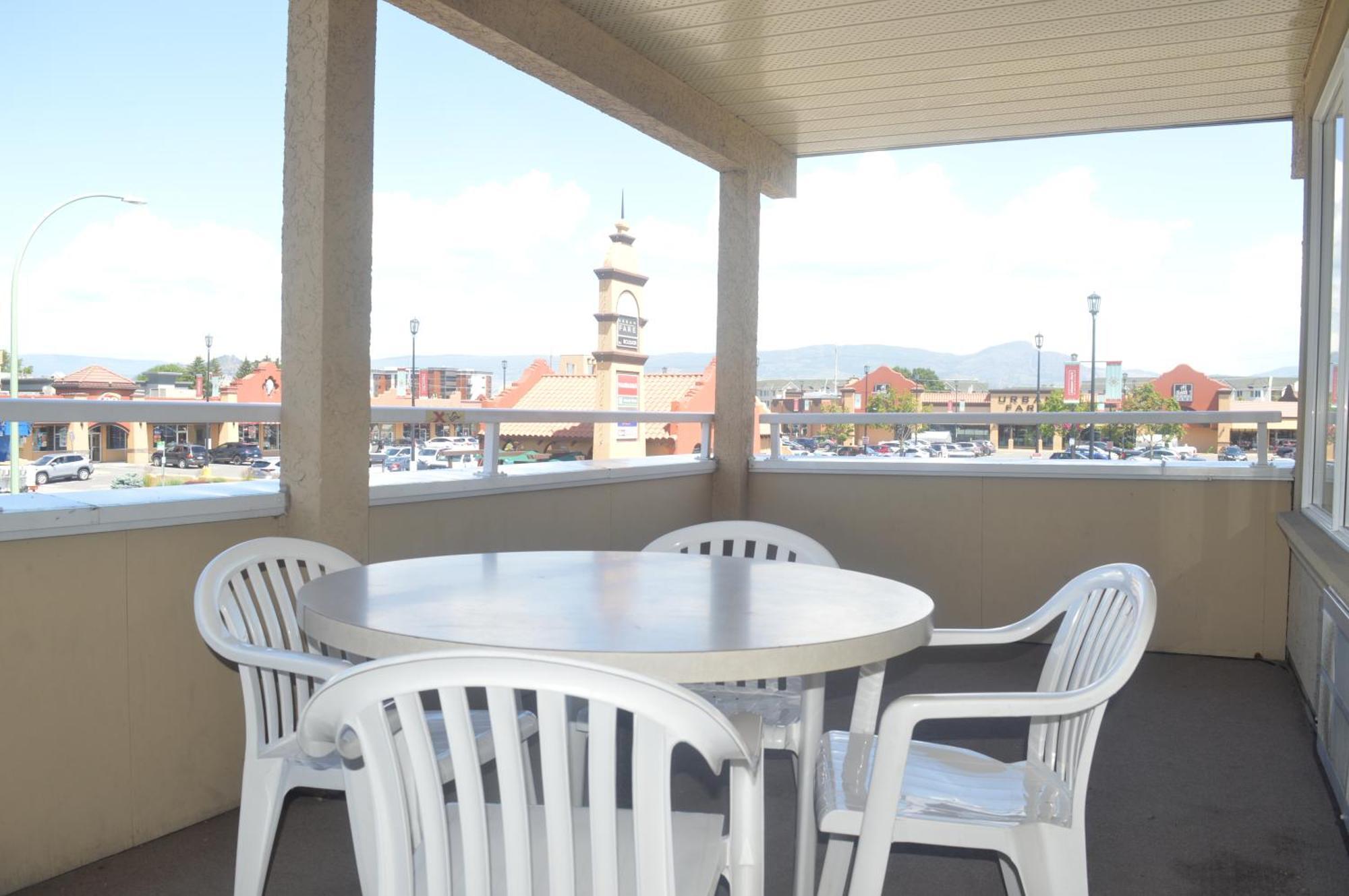 Siesta Suites Kelowna Eksteriør bilde