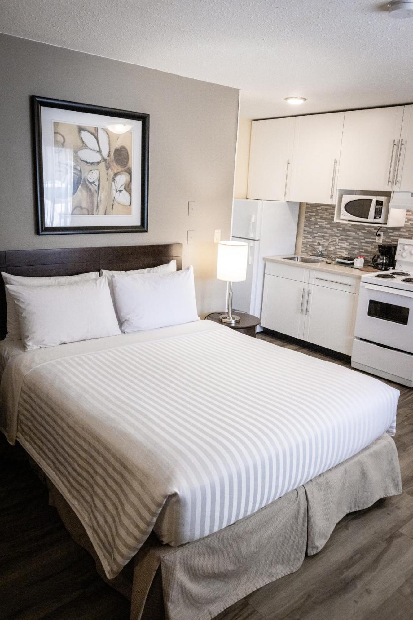 Siesta Suites Kelowna Eksteriør bilde