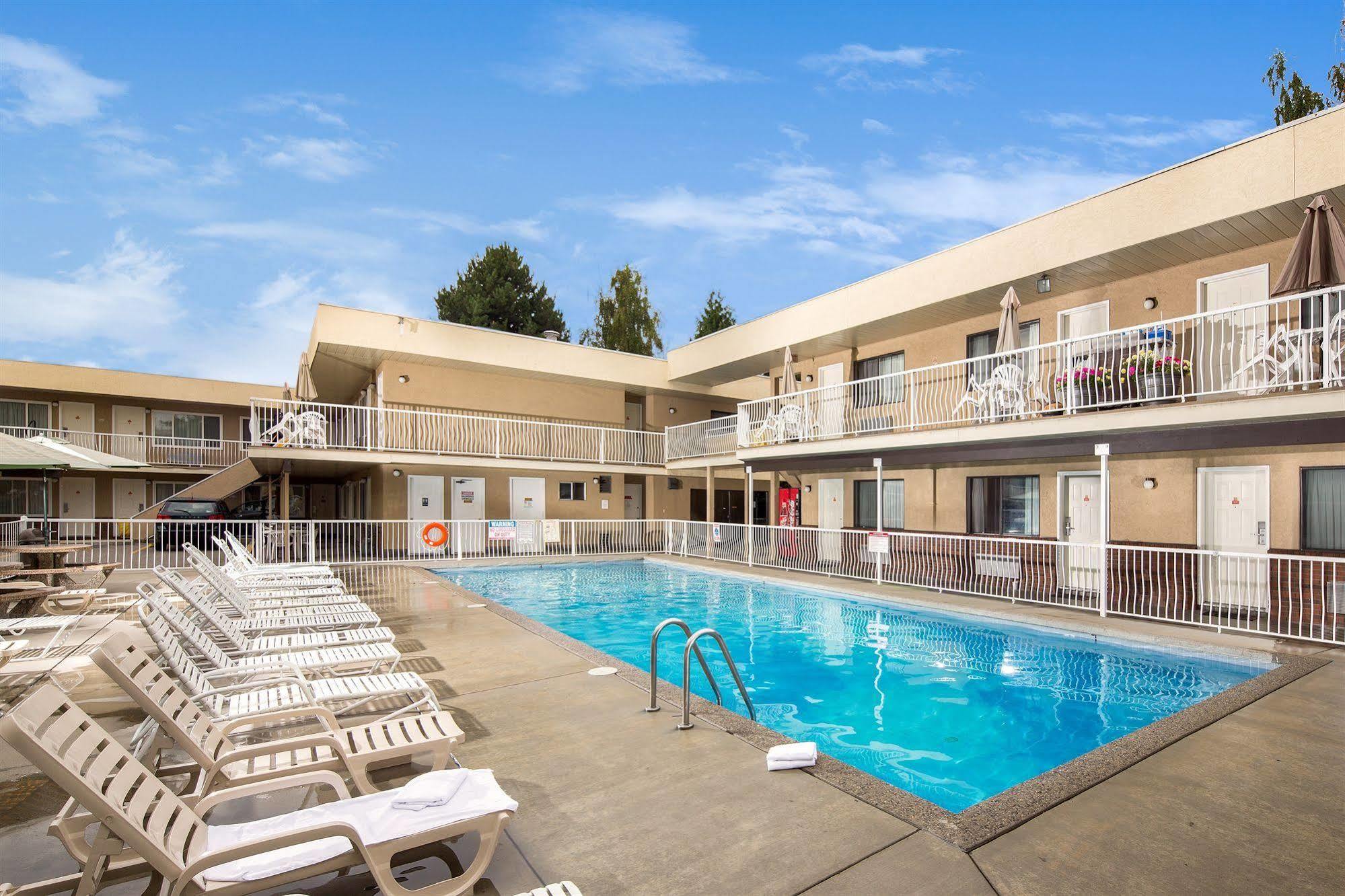 Siesta Suites Kelowna Eksteriør bilde